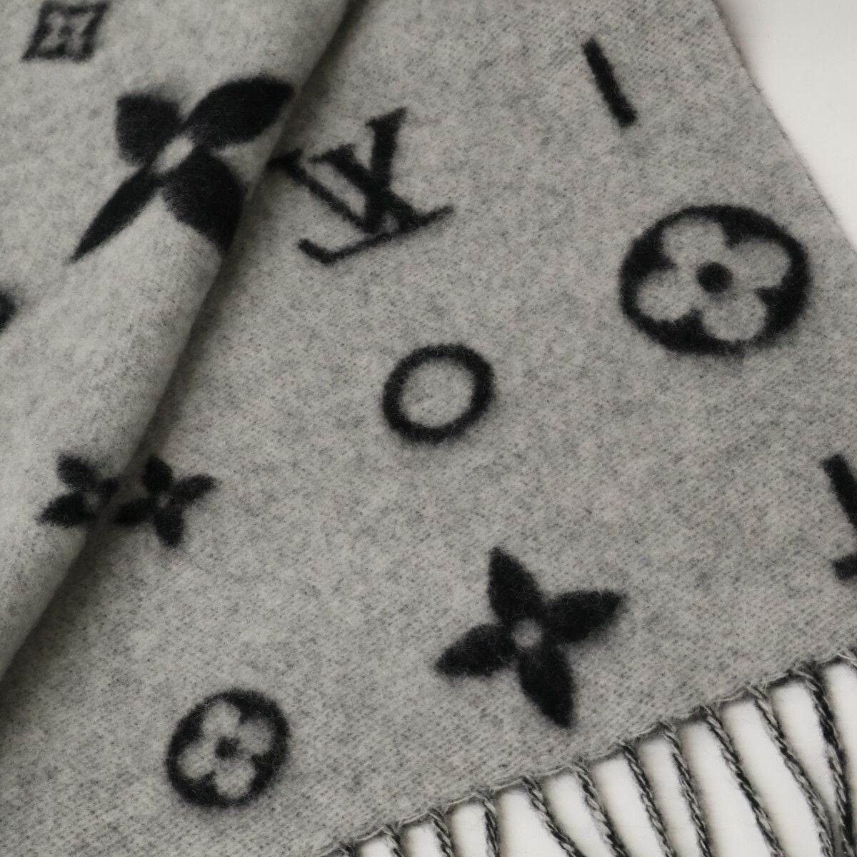 Louis Vuitton Cashmere 100 Reykjavik Cloud Scarf — view 4