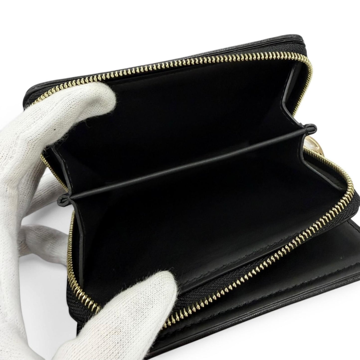 Louis Vuitton Coussin Portefeuille Lou Lambskin Monogram Compact Wallet Black — view 7