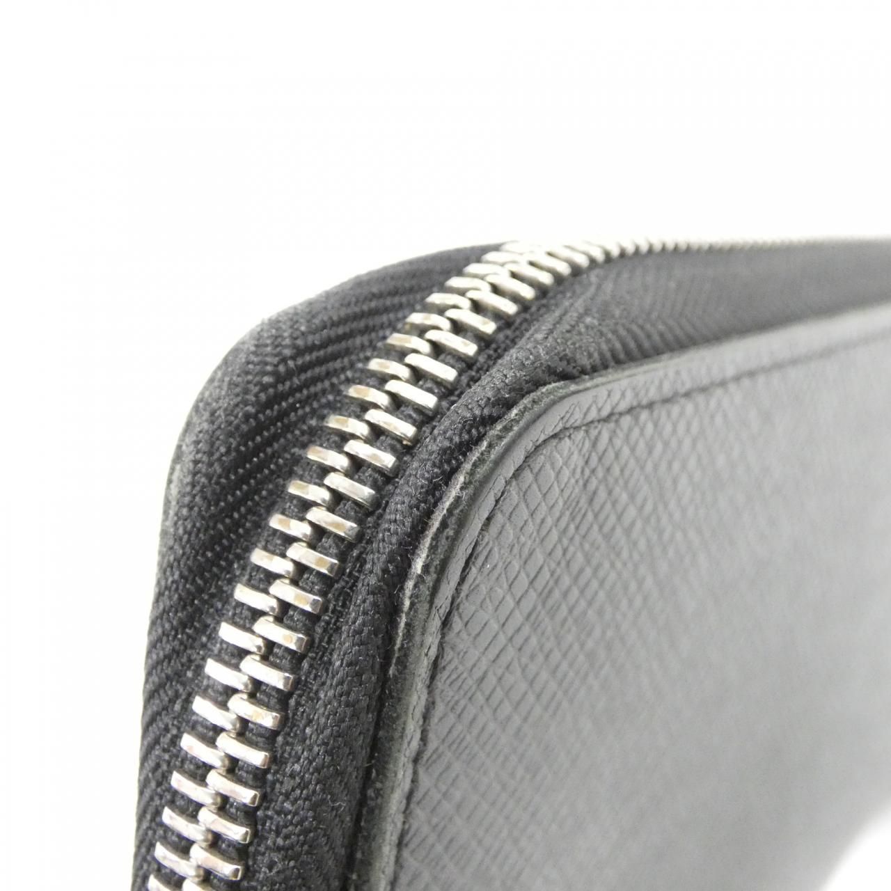 Louis Vuitton Taiga Zippy Oh Wallet — view 4