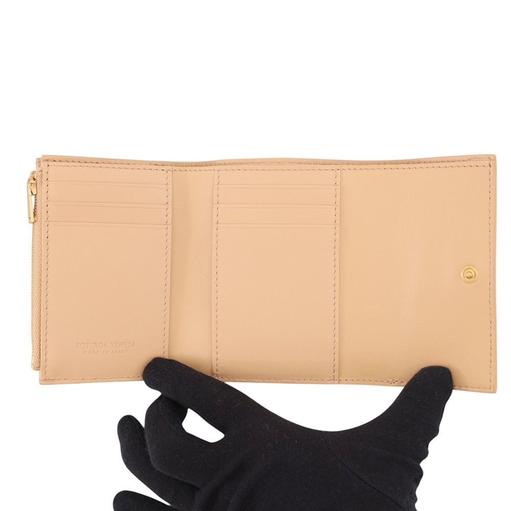 Bottega Veneta Trifold Wallet Maxi Intrecciato Cassette Leather Beige — view 4