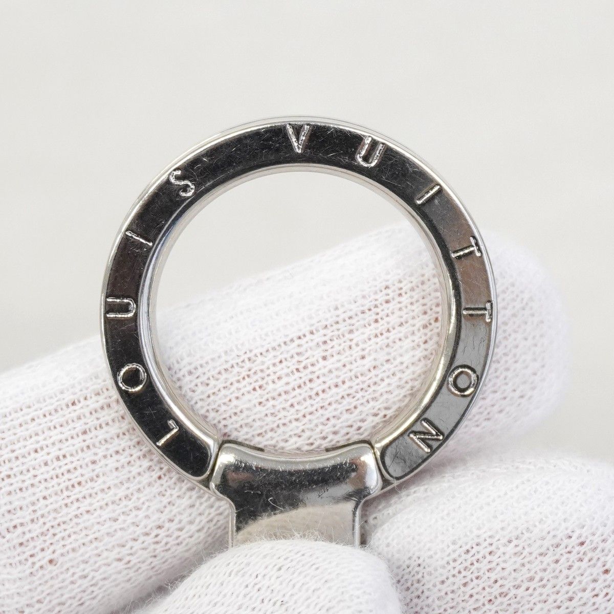 Louis Vuitton Key Holder Charm Porte Cles Initial LV Silver — view 4