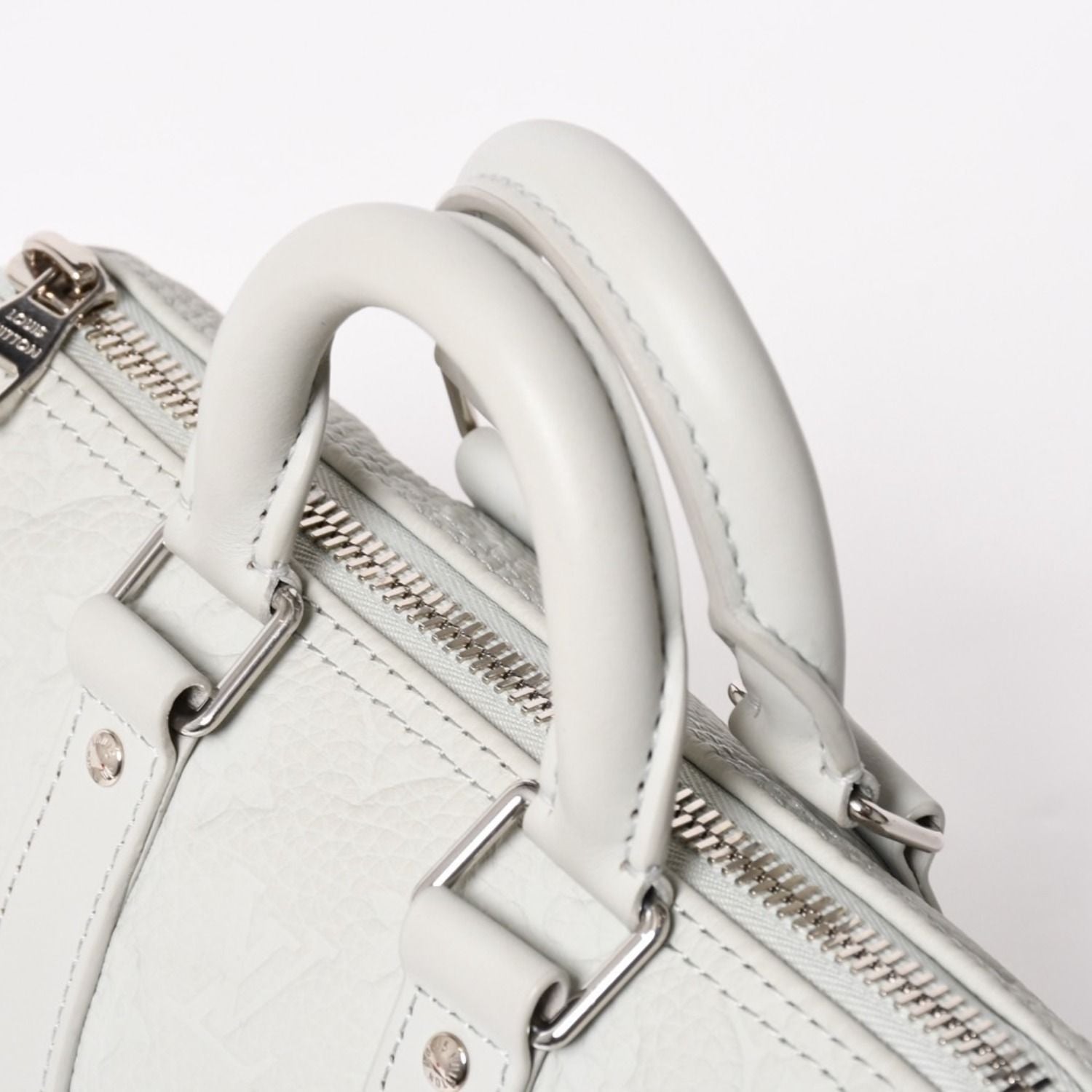 Louis Vuitton Keepall Bandouliere 25 Taurillon Monogram Mineral Gray — view 7