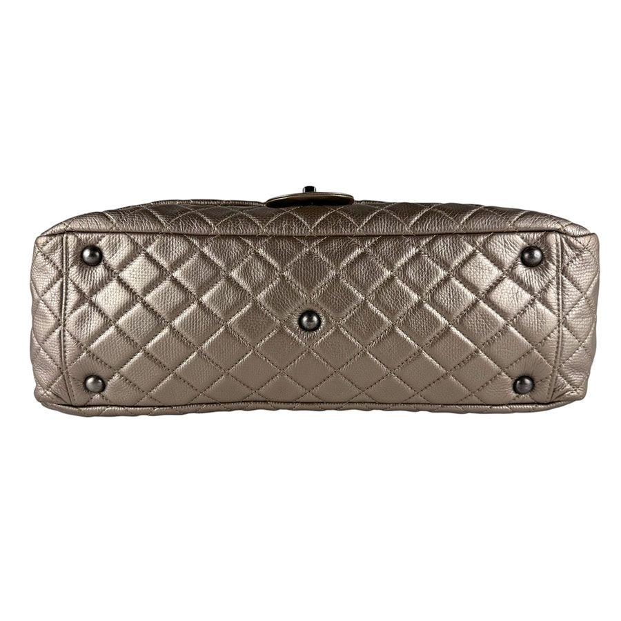 Chanel Shoulder Bag Jumbo Quilted — view 4