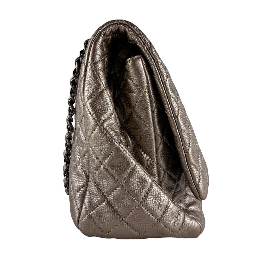 Chanel Shoulder Bag Jumbo Quilted — view 2