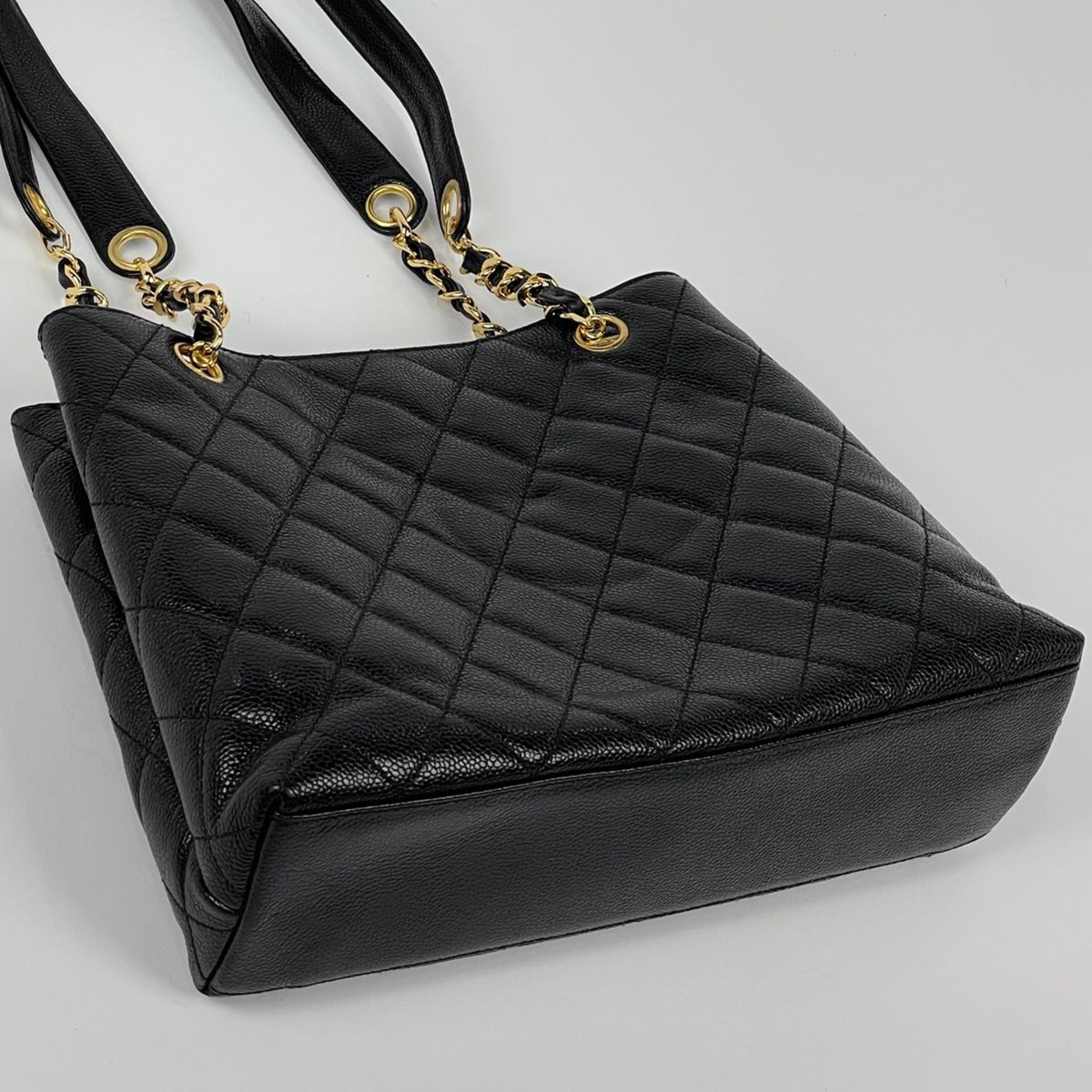 Chanel Tote CC Logo Caviar Leather Black — view 2