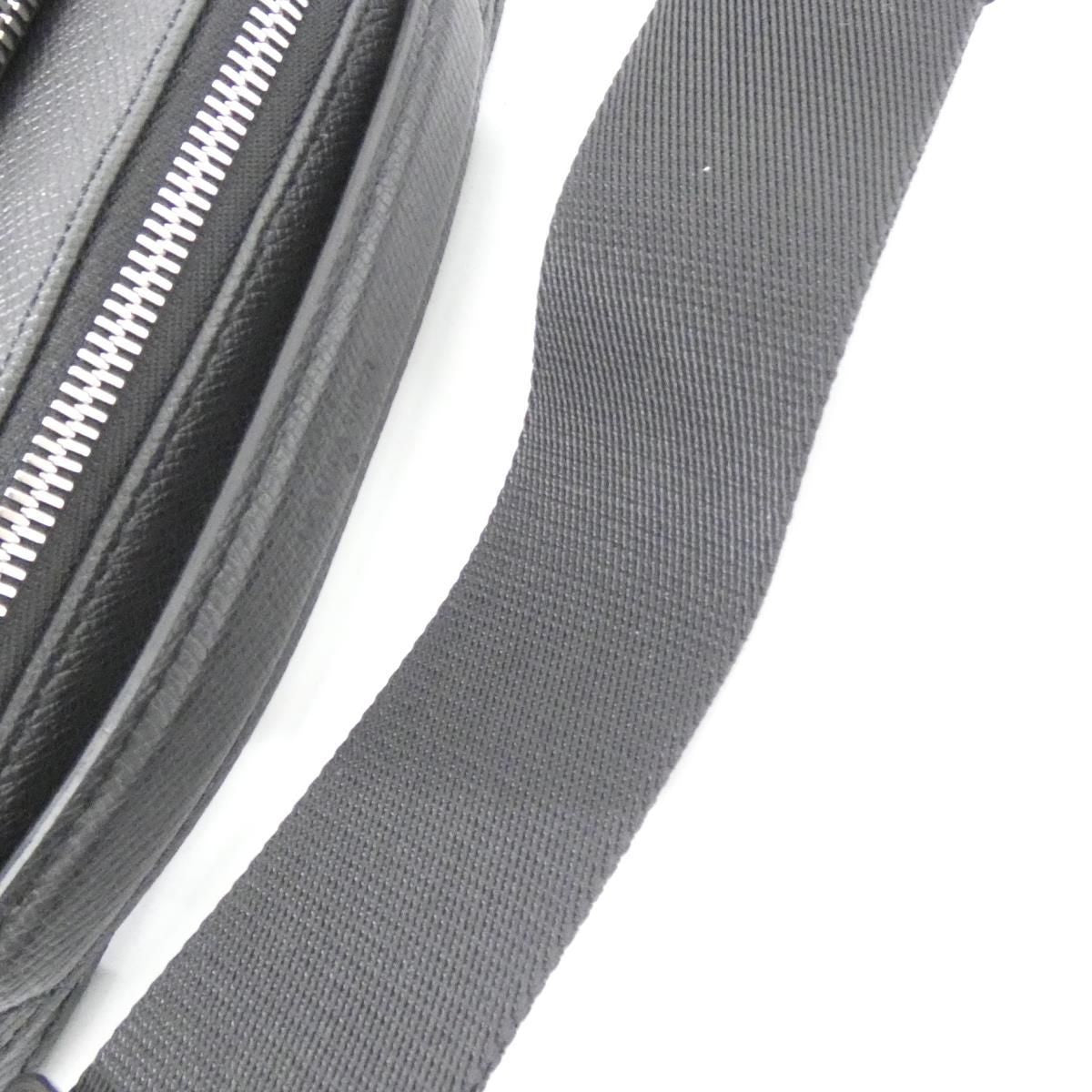 Louis Vuitton Taiga Avenue Messenger Shoulder — view 5