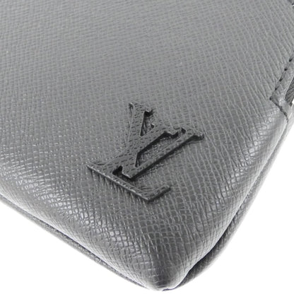 Louis Vuitton Taiga Avenue Messenger Shoulder — view 4