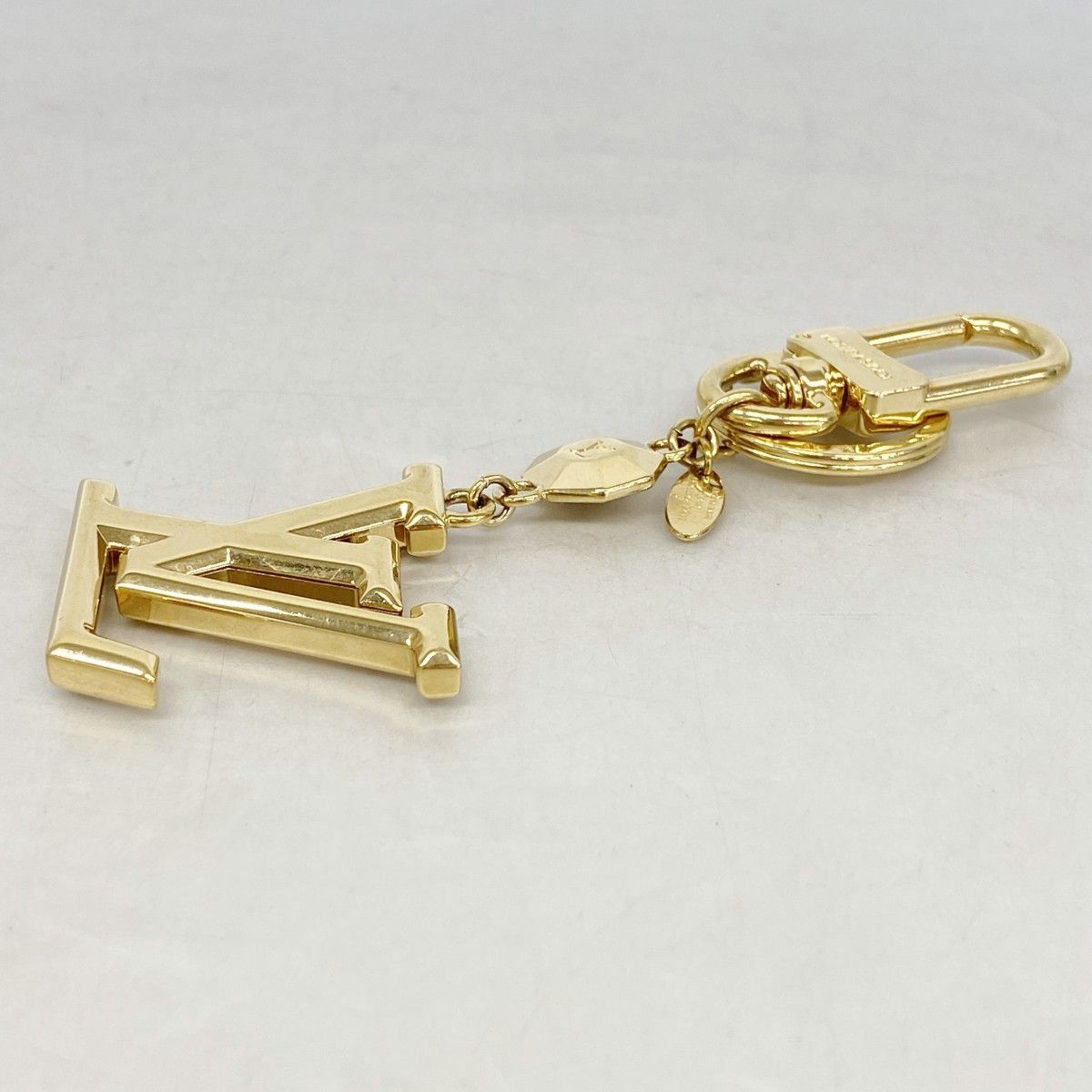 Louis Vuitton Key Holder Charm LV Facet Gold — view 2