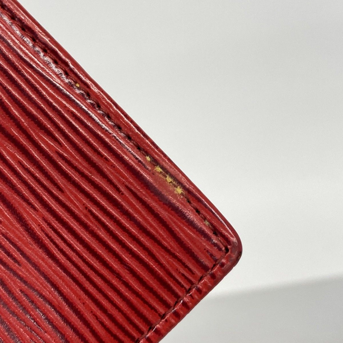 Louis Vuitton Coin Case Epi Porte Moneboite Castilian — view 6