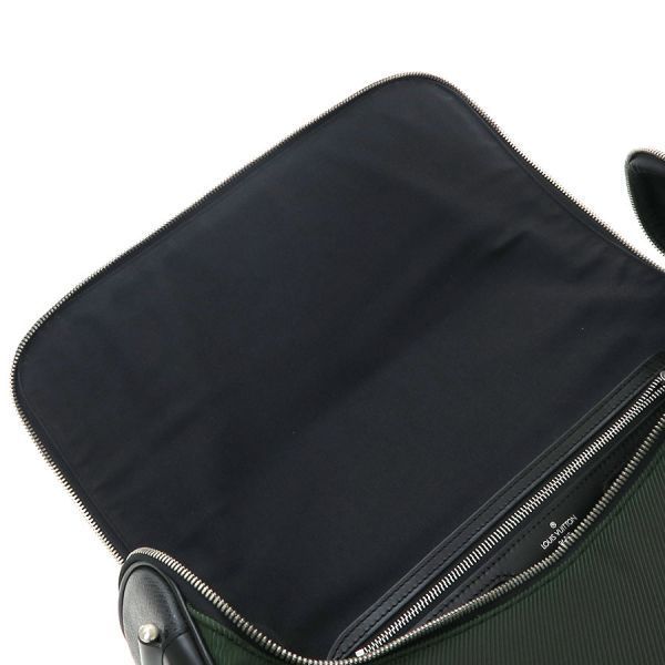 Louis Vuitton Taiga Messenger — view 8