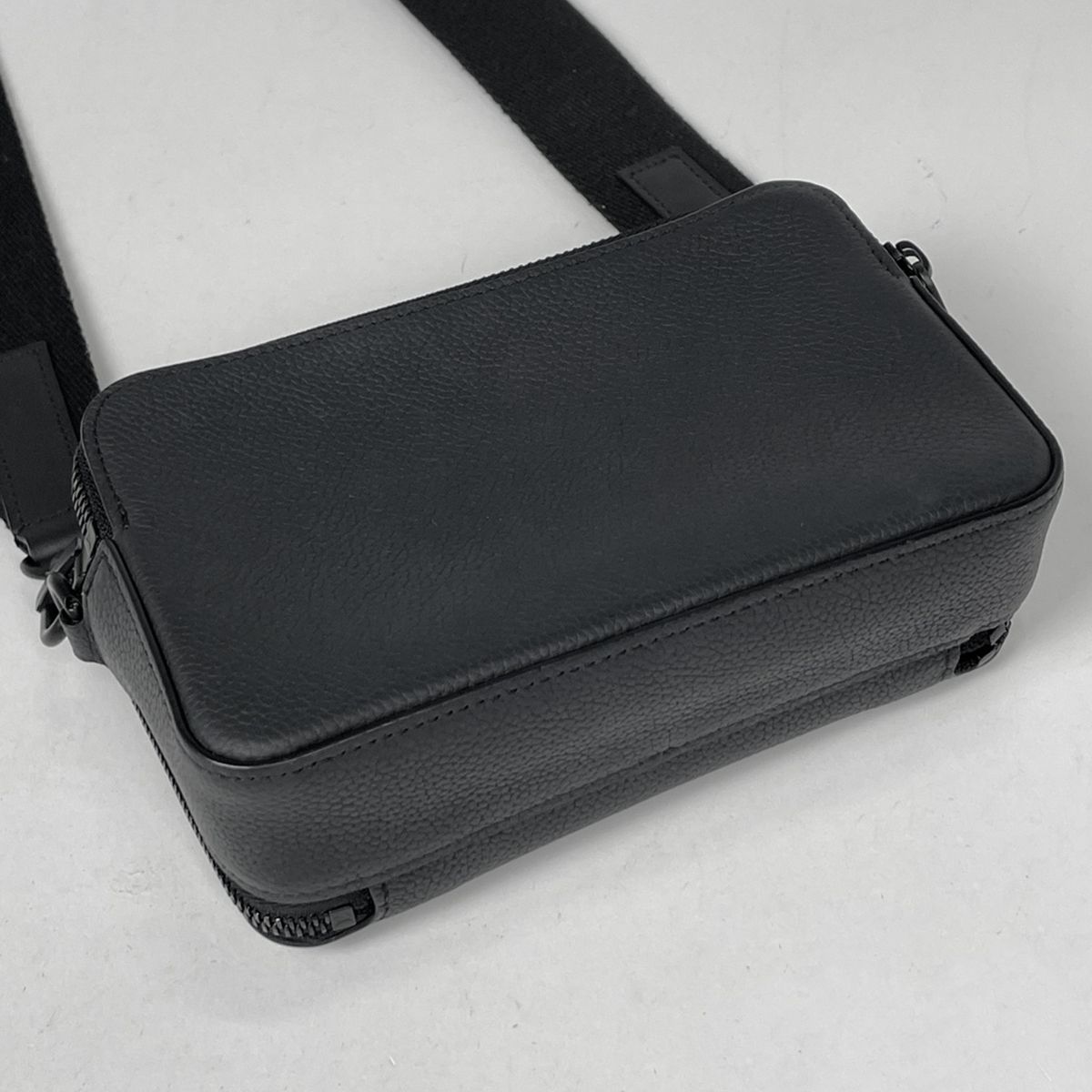 Louis Vuitton Alpha Wearable Wallet Shoulder Bag LV Aerogram Leather Noir — view 2