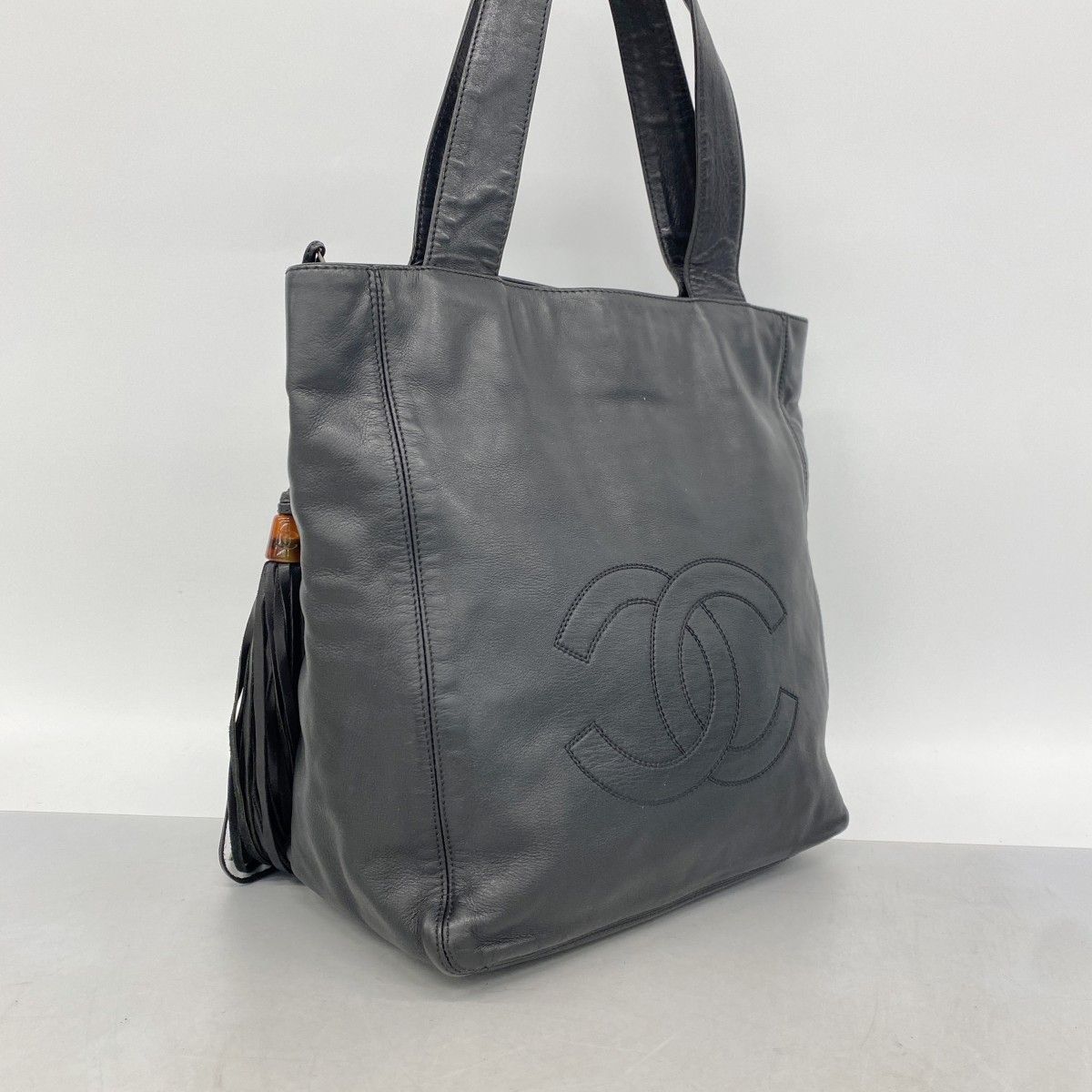 Chanel Tote Lambskin Black Gold — view 2