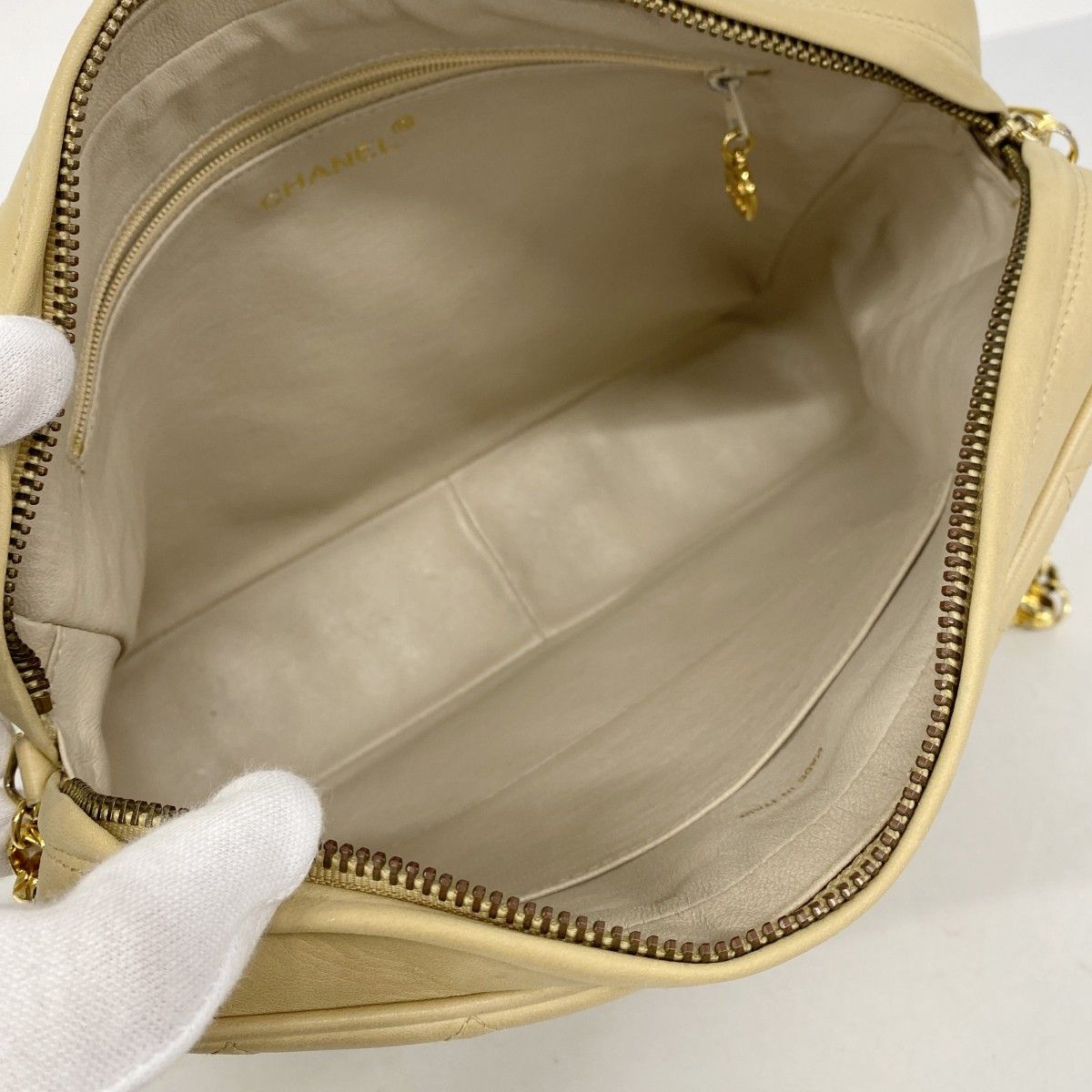 Chanel Shoulder Bag Quilted Lambskin Beige Gold — view 4