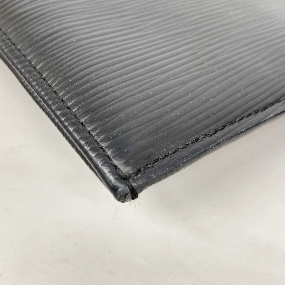 Louis Vuitton Clutch Epi Pochette GM NM Noir — view 6