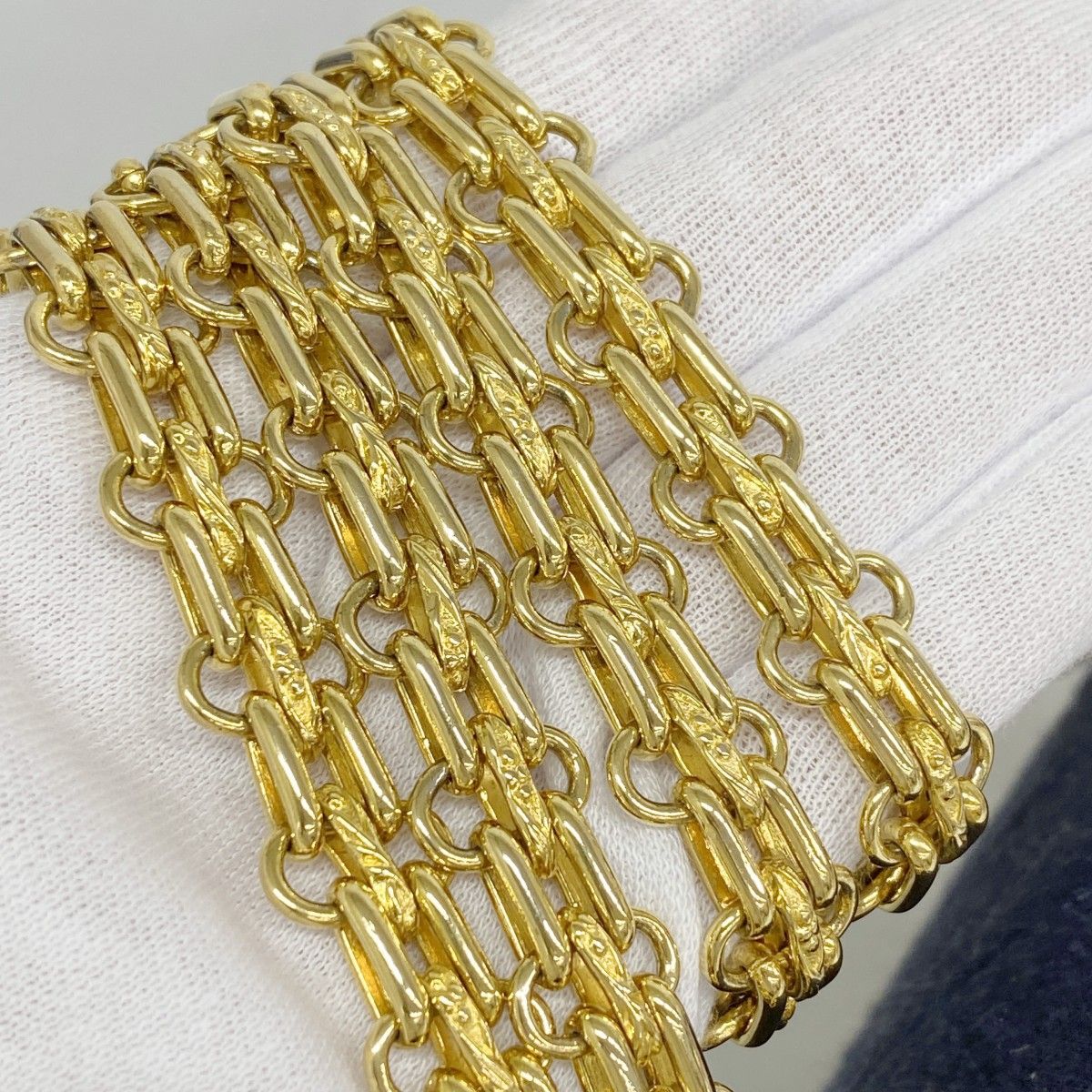 Chanel Shoulder Bag Quilted Navy Gold — view 8