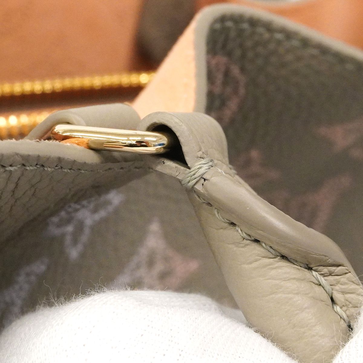 Louis Vuitton Handbag Mahina light Bellatote Gray 2-Way — view 6