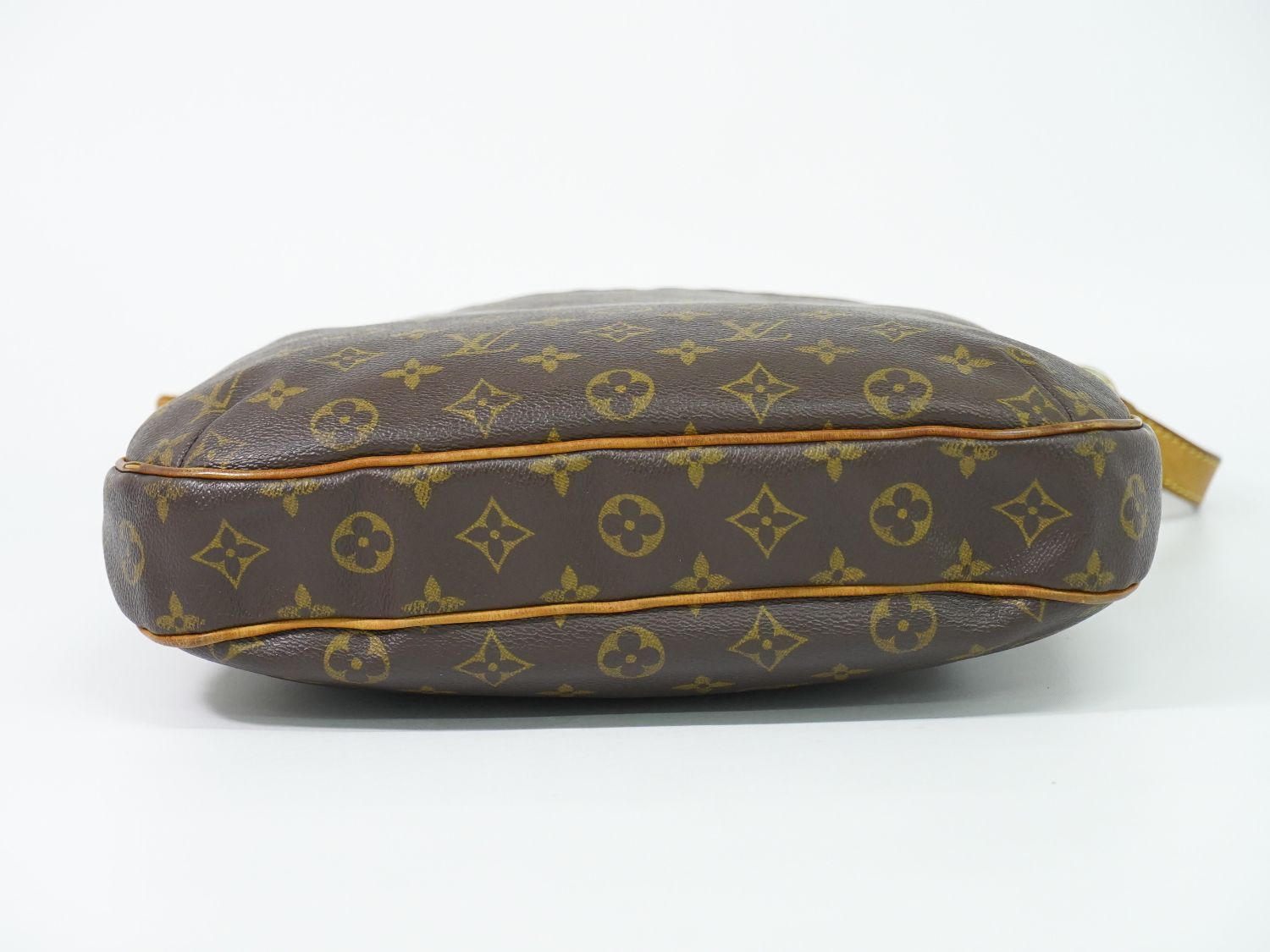 Louis Vuitton LV MM Monogram Shoulder Bag Pochette Brown Odeon Second — view 3