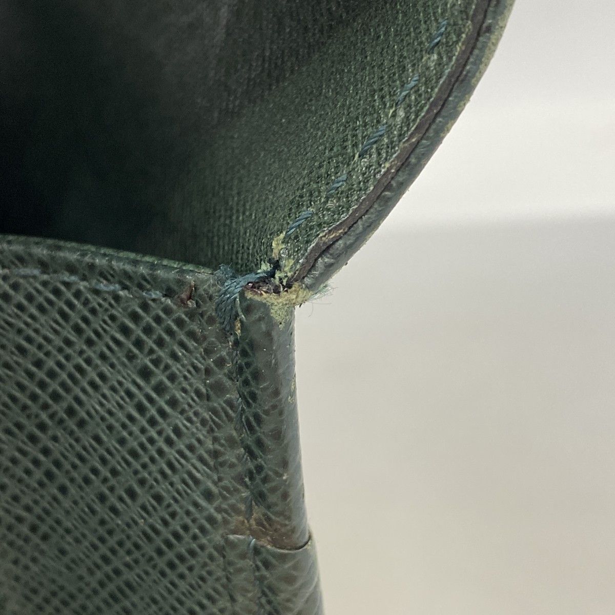 Louis Vuitton Briefcase Taiga Epi Sealadies — view 7