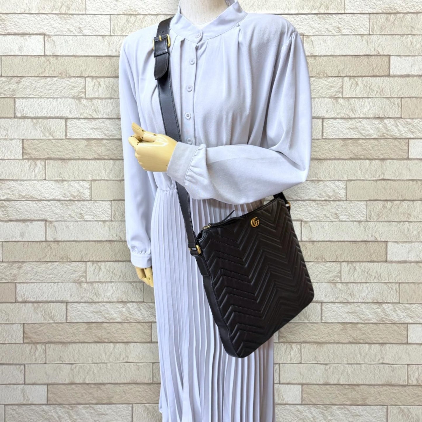 Gucci Quilted Shoulder Bag GG Marmont Bag Leather Black Second — view 2