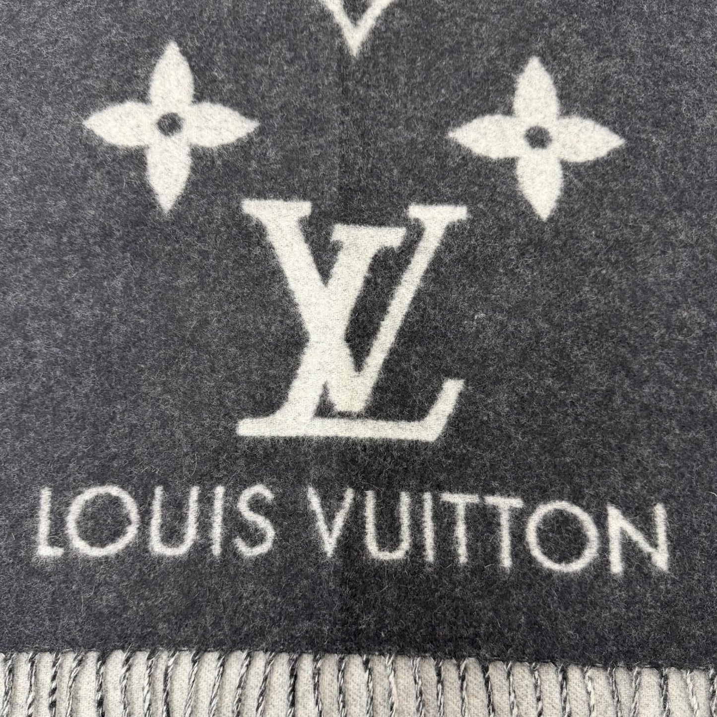 Louis Vuitton Echarpe Reykjavik Cashmere Scarf Black — view 6