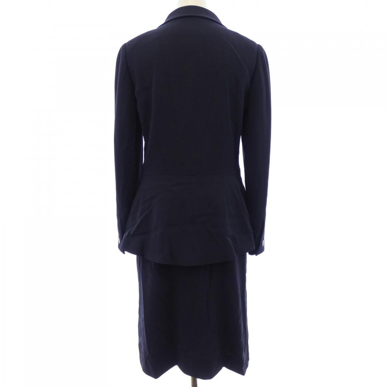 Chanel Vintage 00 C Suit — view 2