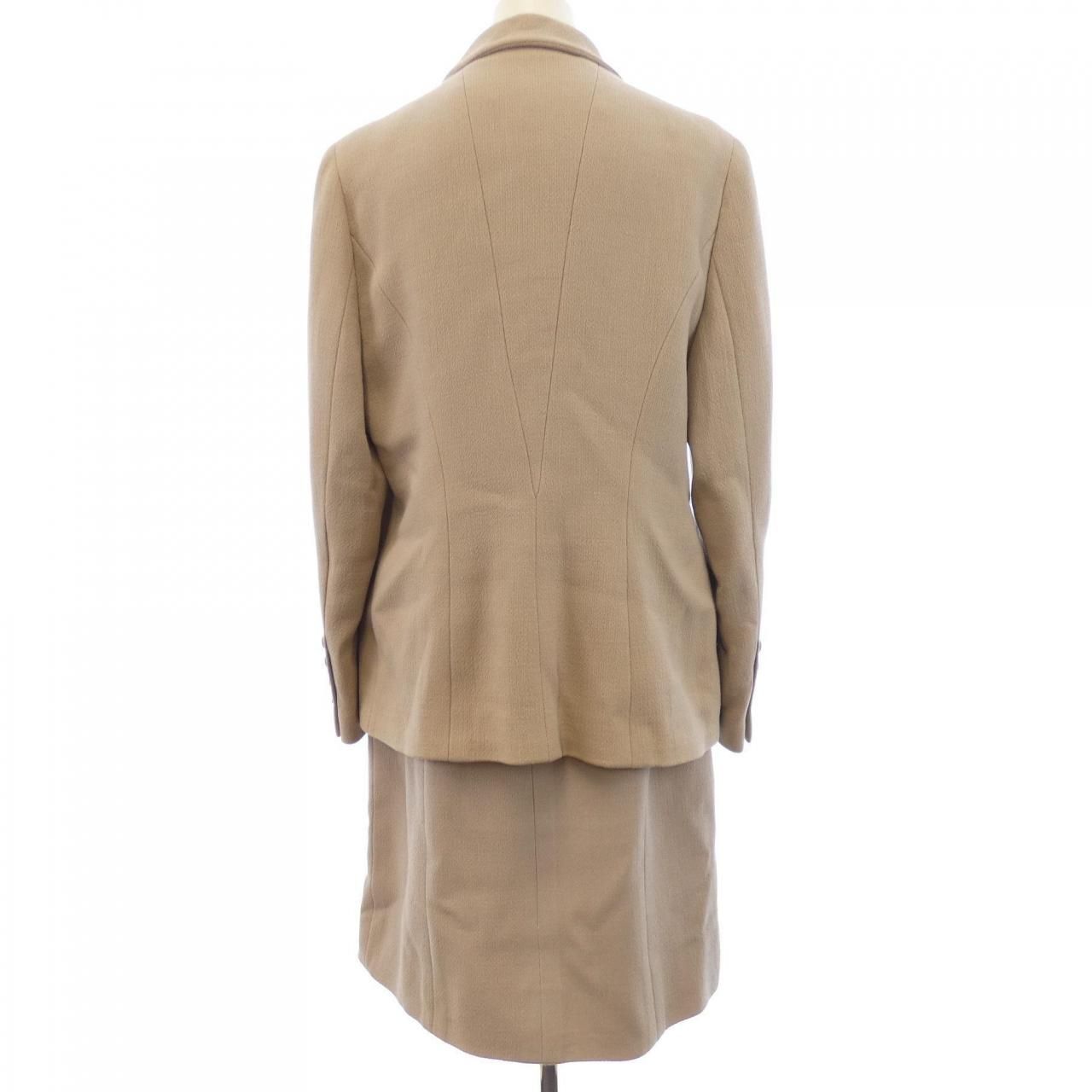 Chanel Vintage Suit Beige — view 2