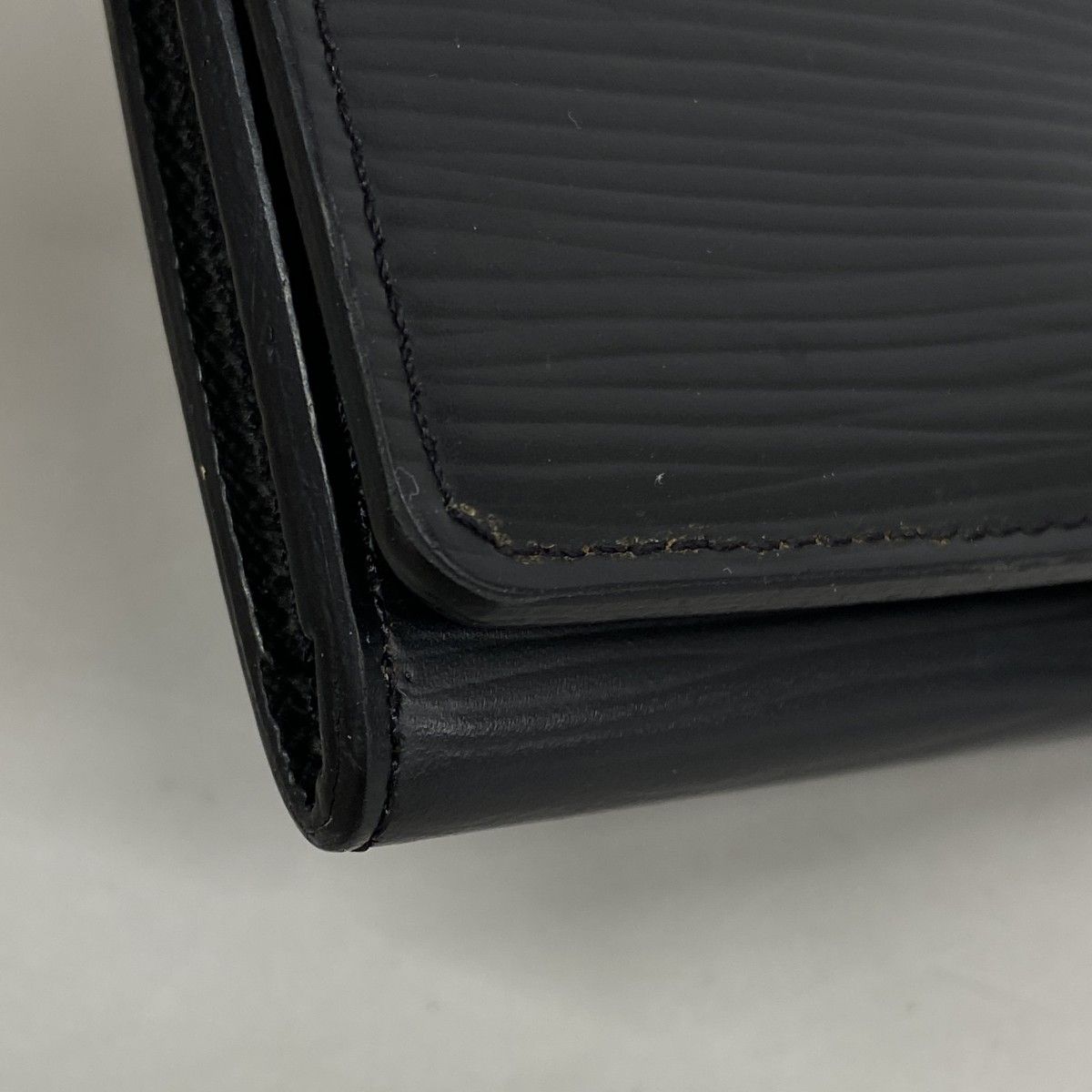 Louis Vuitton Card Case Epi Anvelopecarte de Visite Noir — view 7