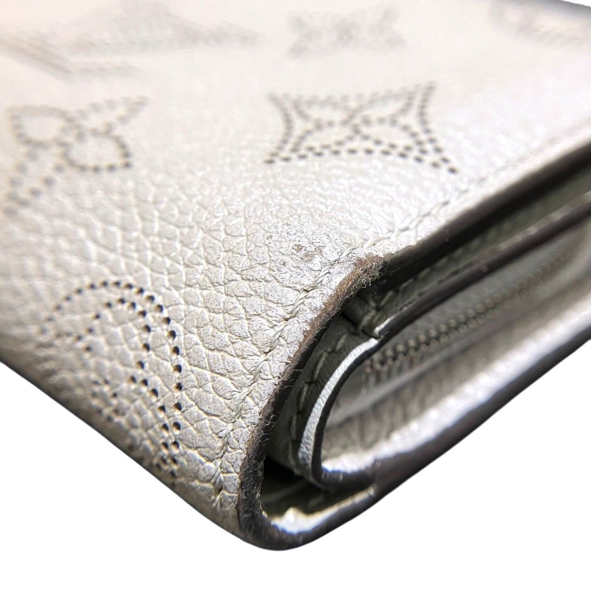 Louis Vuitton Portefeuille Clair Monogram Mahina Bi Foldwallet Leather Wallet — view 7
