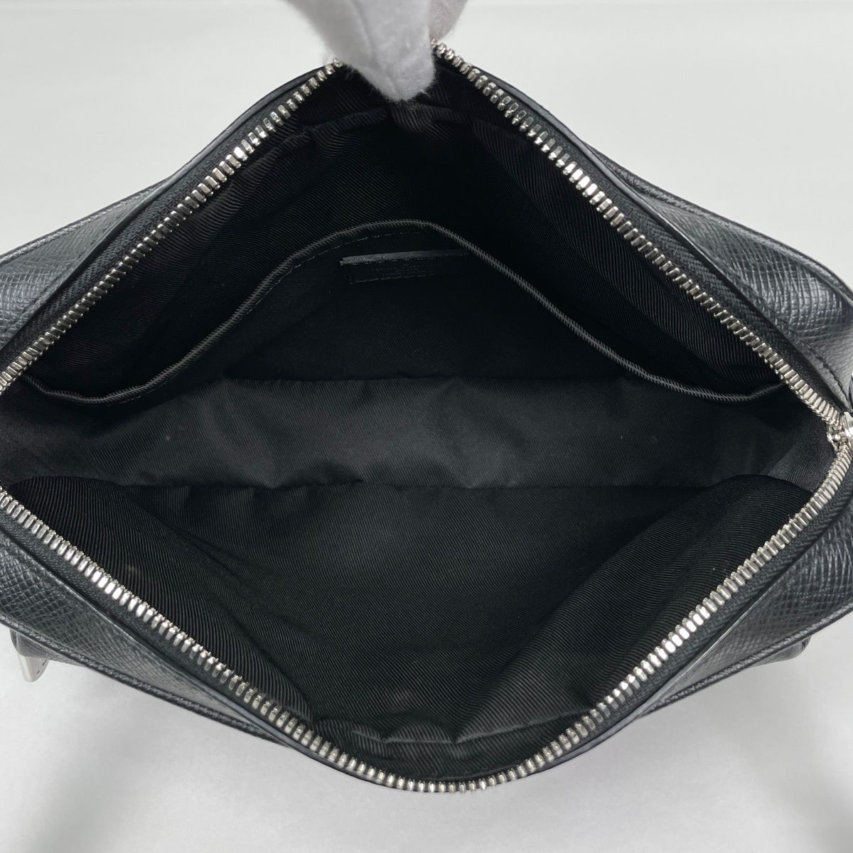 Louis Vuitton Outdoor Messenger PM Shoulder Bag Taigarama Noir — view 7