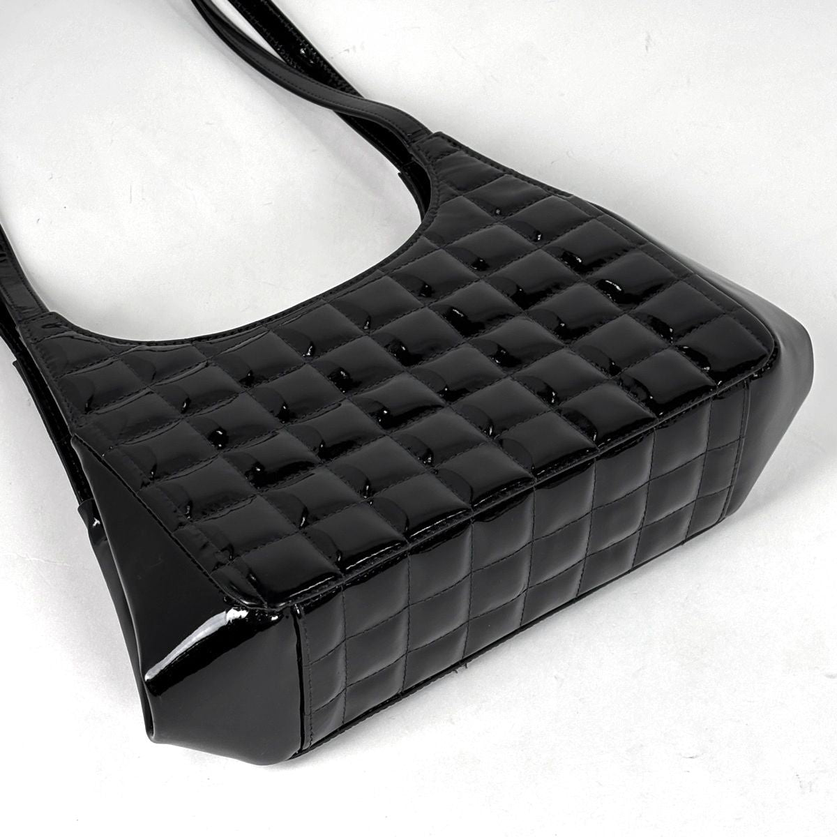 Chanel Chocolate Bar Shoulder Bag CC Logo Kiss Lock Enamel Bag Patent Leather — view 2
