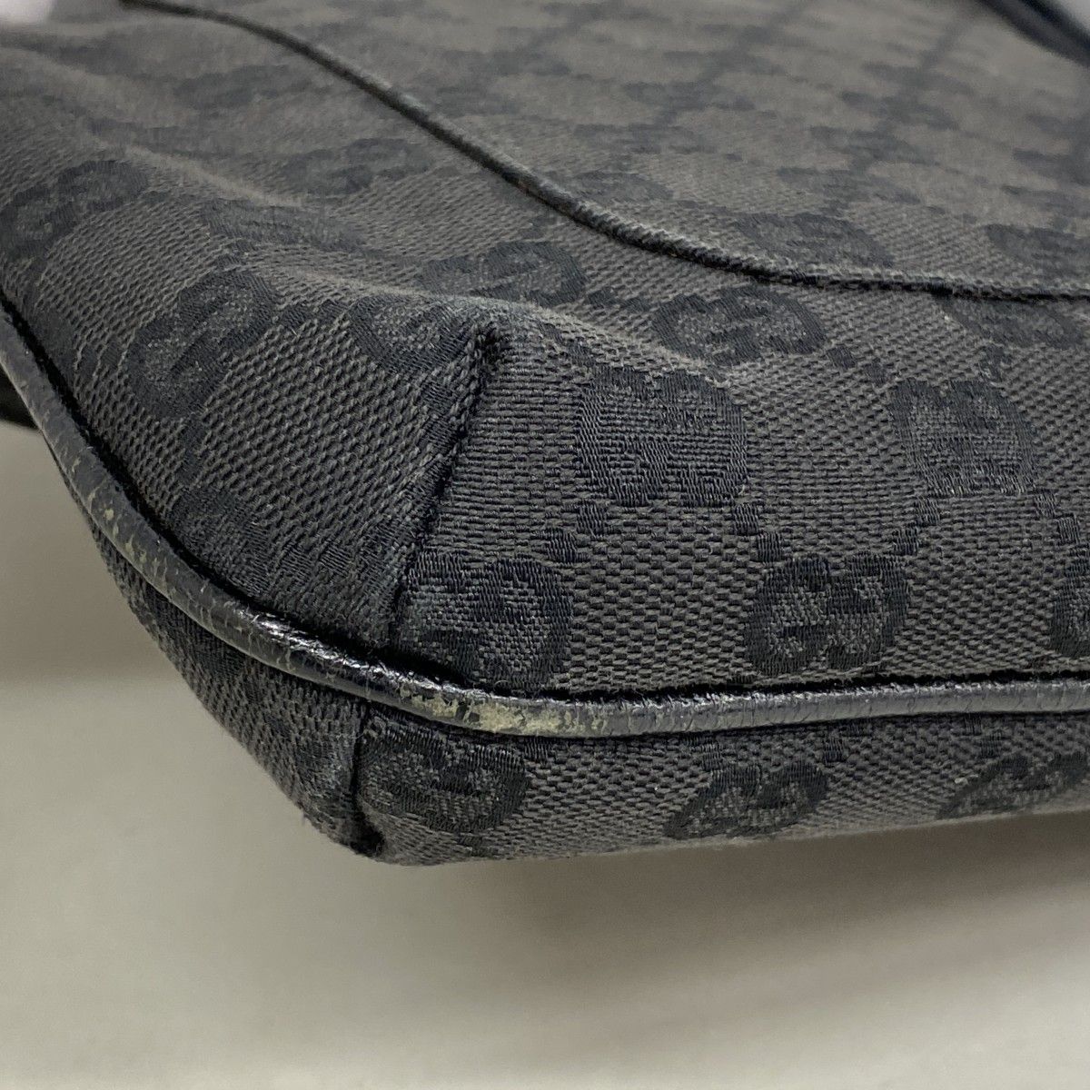 Gucci Shoulder Bag GG Canvas Black Gold — view 6