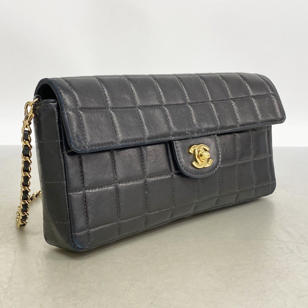Chanel Shoulder Bag Chocolate Bar Lambskin Black Gold — view 2