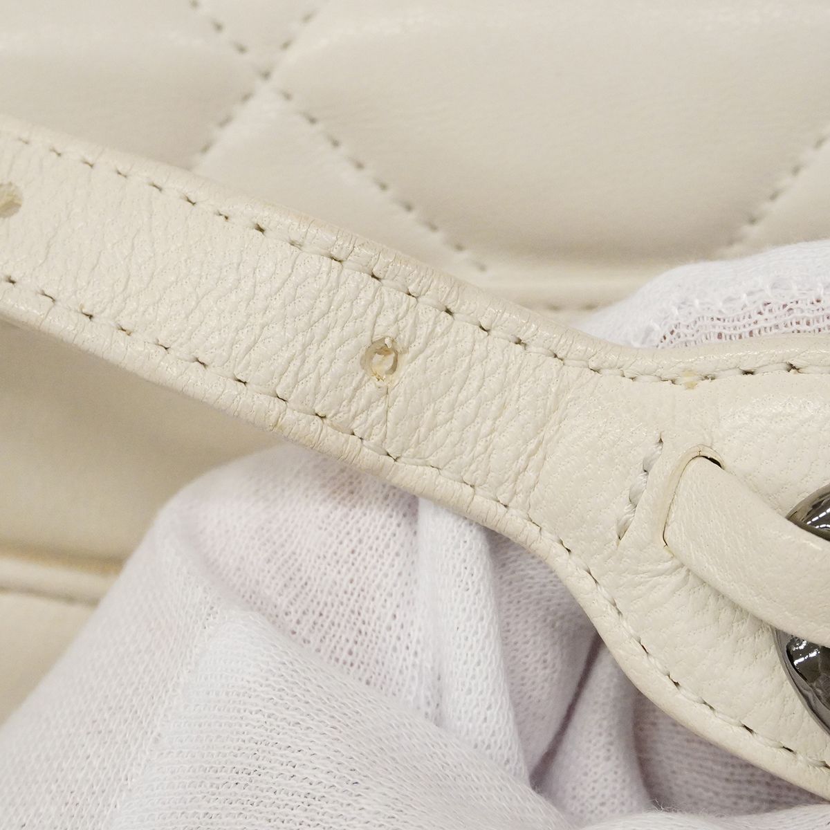Chanel Waist Bag 19 Lambskin White Gold — view 6