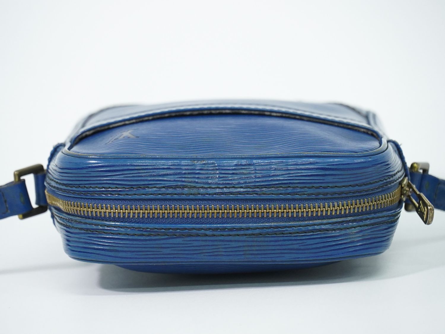 Louis Vuitton LV Danube Epi Leather Shoulder Bag Pochette Blue Second — view 5