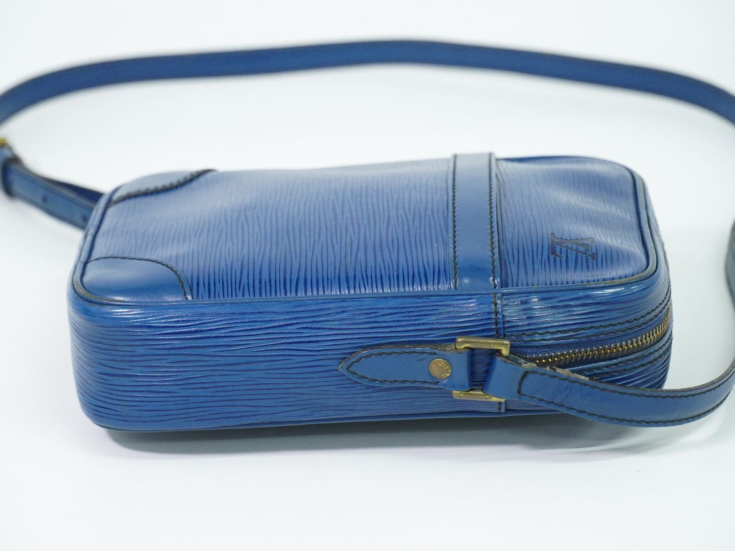 Louis Vuitton LV Danube Epi Leather Shoulder Bag Pochette Blue Second — view 4