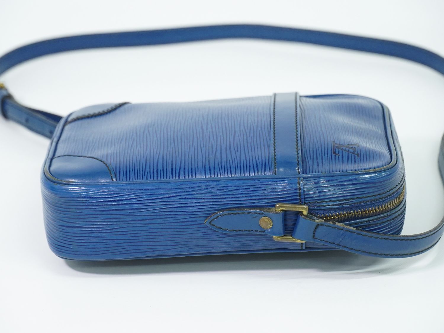 Louis Vuitton LV Danube Epi Leather Shoulder Bag Pochette Blue Second — view 4