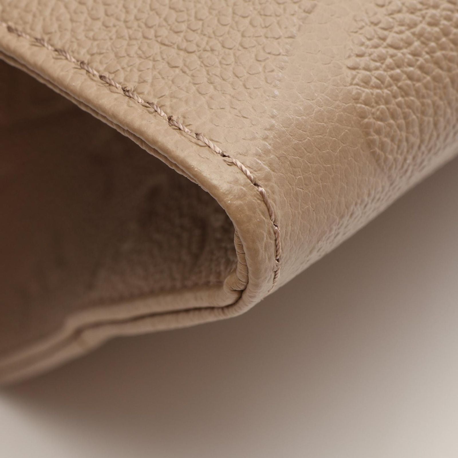 Louis Vuitton Tote On The Go MM Monogram Empreinte Tourterelle 2-Way Leather — view 5