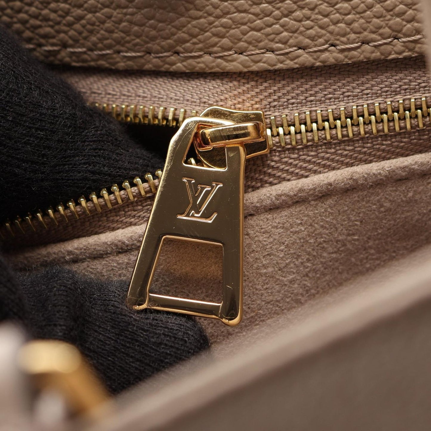 Louis Vuitton Tote On The Go MM Monogram Empreinte Tourterelle 2-Way Leather — view 7