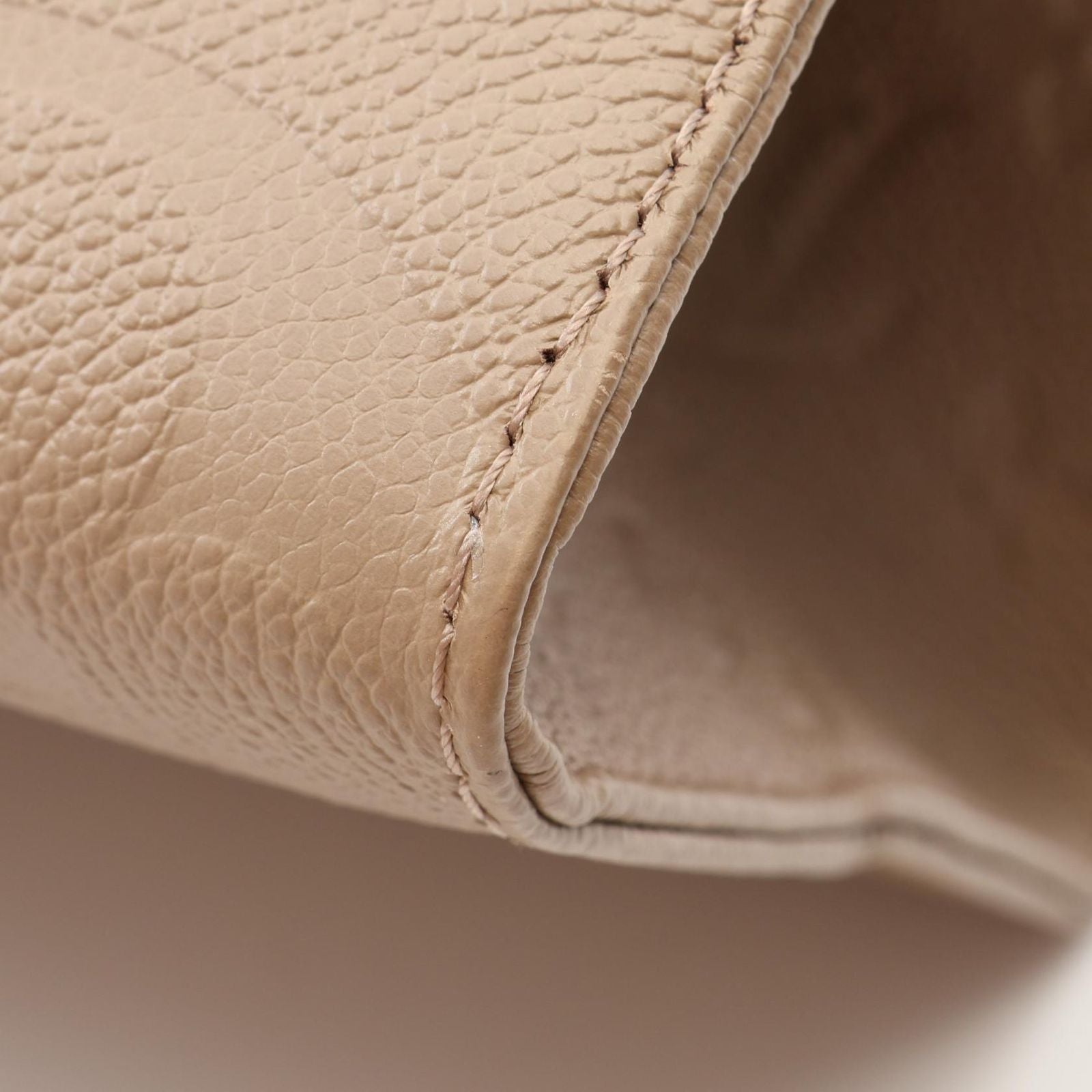 Louis Vuitton Tote On The Go MM Monogram Empreinte Tourterelle 2-Way Leather — view 6