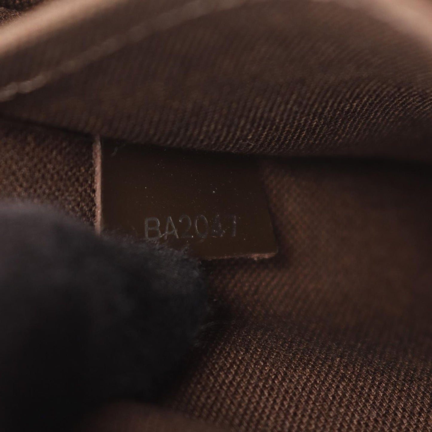 Louis Vuitton Shoulder Bag Taiga Grizzly Leather — view 5