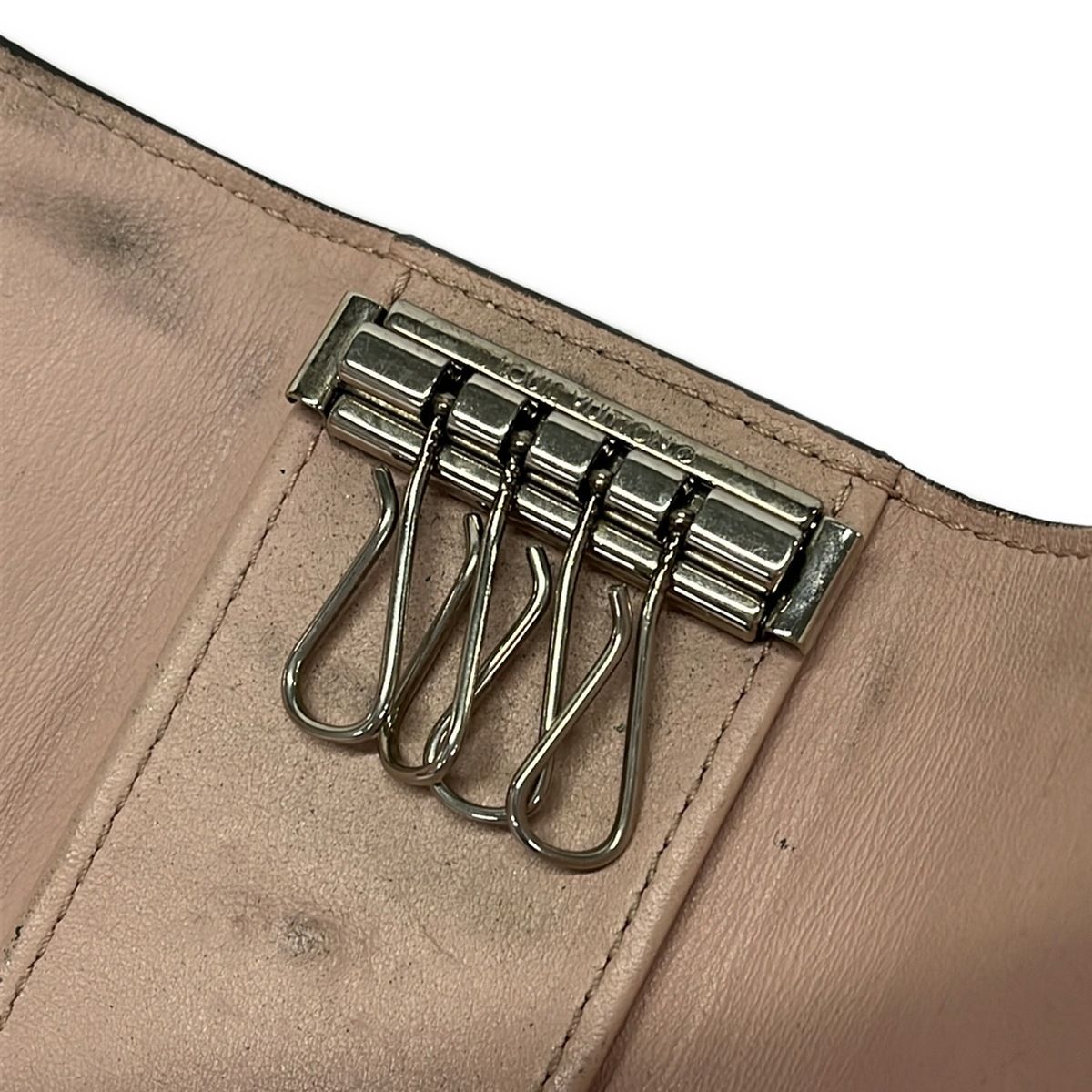 Louis Vuitton Key Case Mahina Multicles 4 Magnolia Leather Cowhide Key Holder — view 4