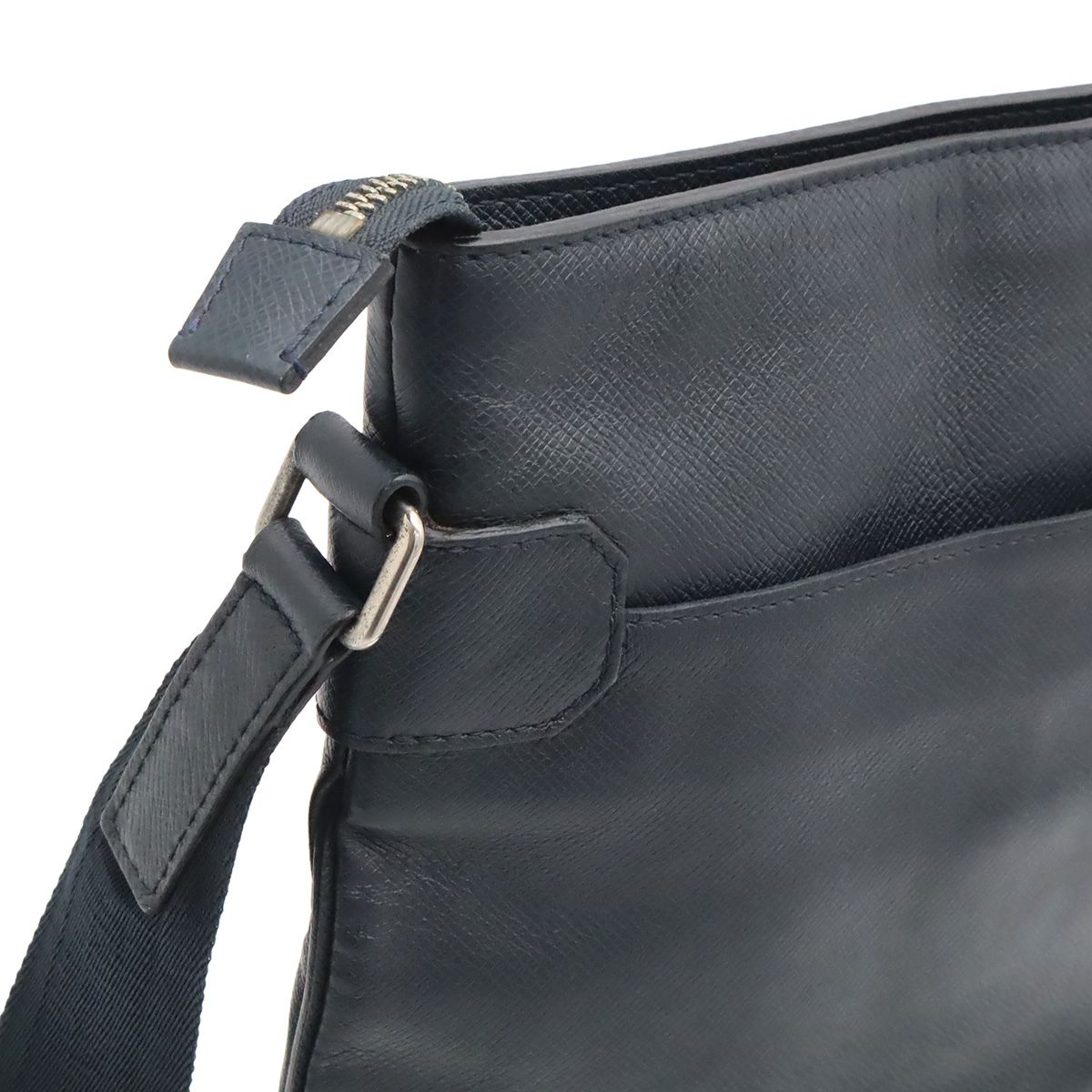 Louis Vuitton Taiga Sasha Shoulder Bag Crossbody No Gusset Boreal Navy Silver — view 4