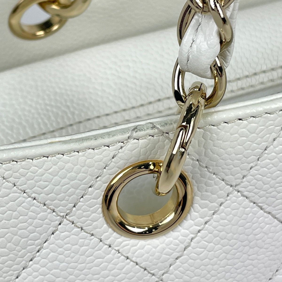 Chanel Shoulder Bag CC Logo Quilted Caviar Leather White — view 4