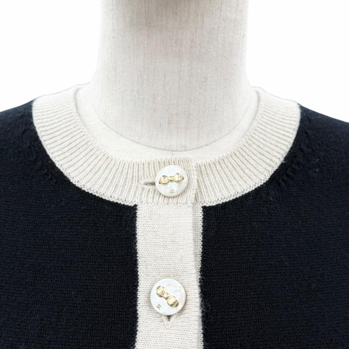 Chanel Cashmere Ribbon CC Logo Button Set 36 UK — view 4