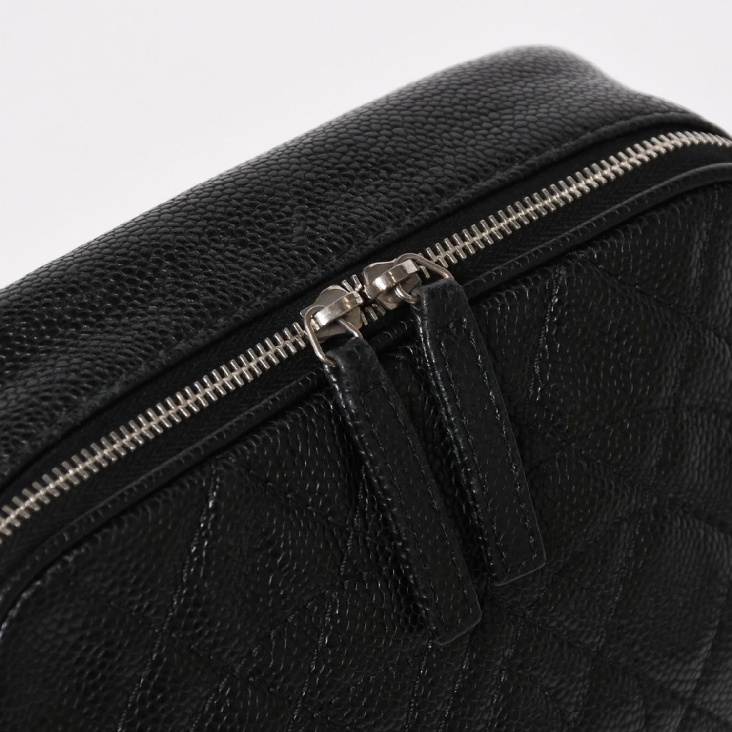 Chanel Shoulder Bag CC Logo Caviar Leather Black Silver — view 5