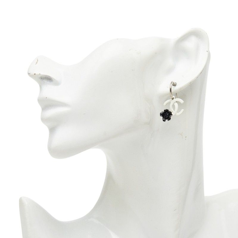 Chanel 04P CC Logo Camellia Swing Earrings 04 White Black Metal — view 5