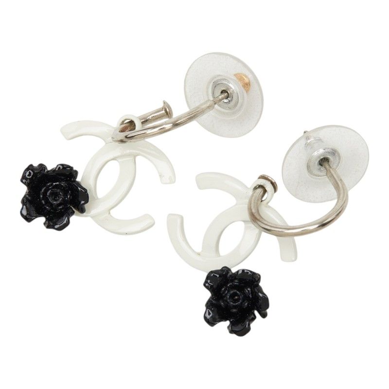 Chanel 04P CC Logo Camellia Swing Earrings 04 White Black Metal