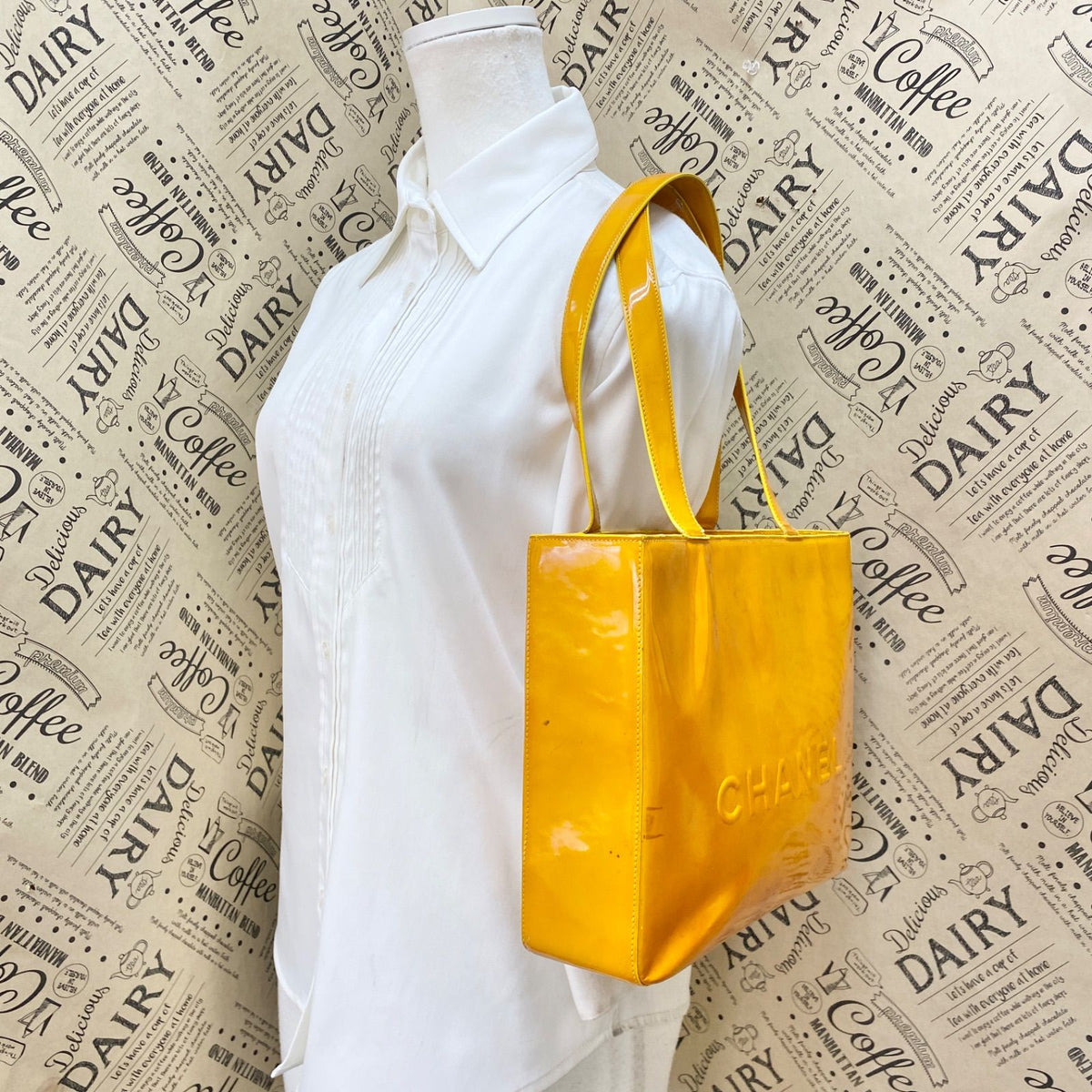 Chanel Tote Bag Vintage Patent Yellow — view 3