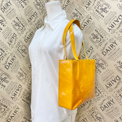 Chanel Tote Bag Vintage Patent Yellow — view 3