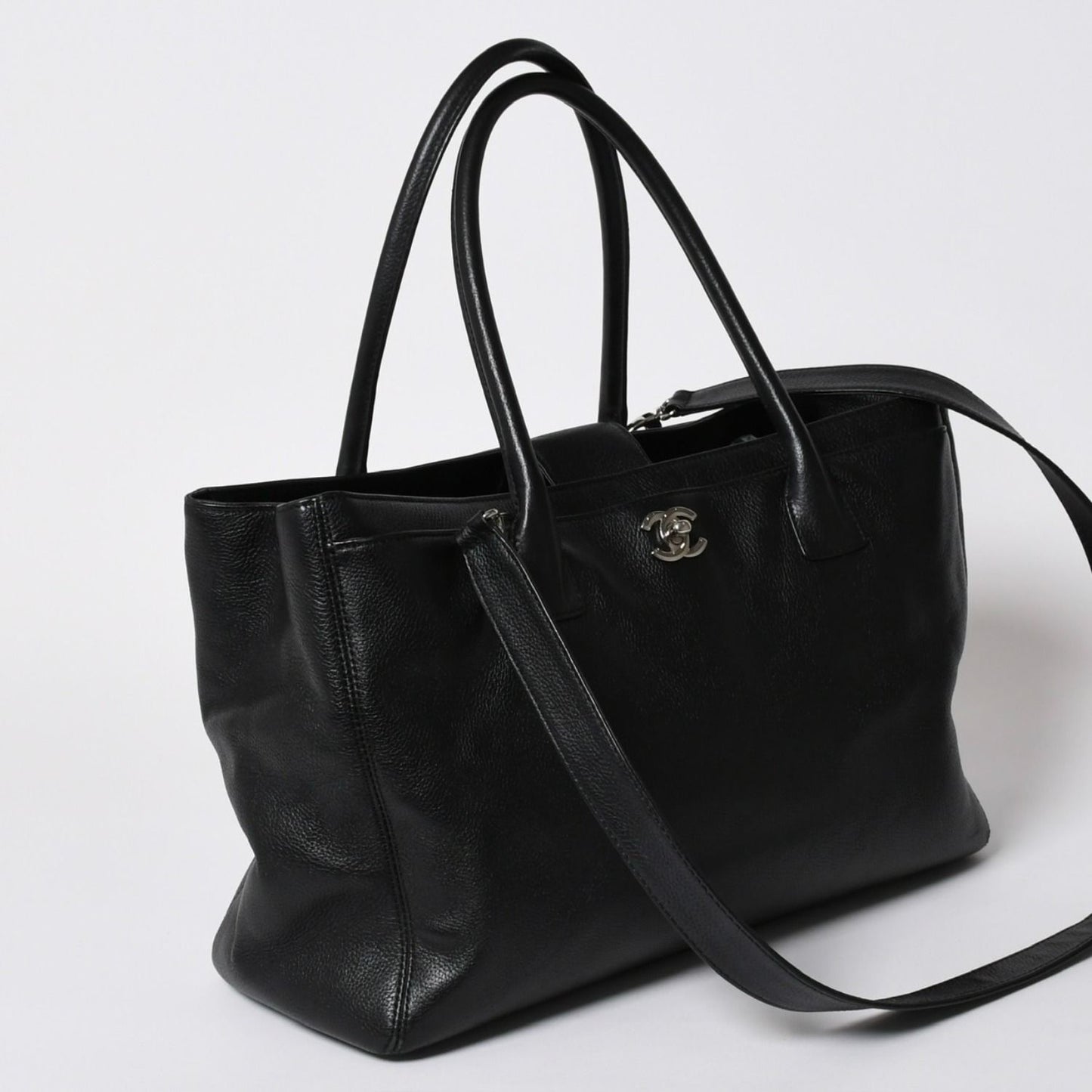 Chanel Executive Tote Bag Medium CC Logo Caviar Leather Black — view 3